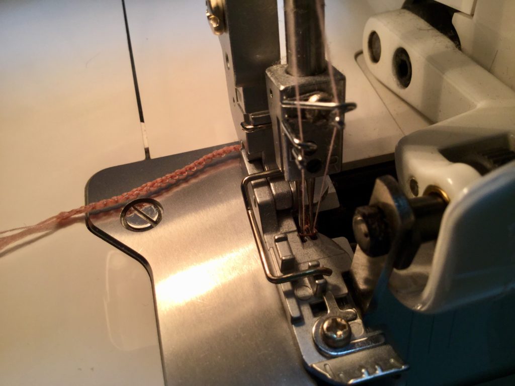 写真付き】ロックミシン JUKI MO-114Dの糸の通し方。｜既製品に負けない最高の手作り服。